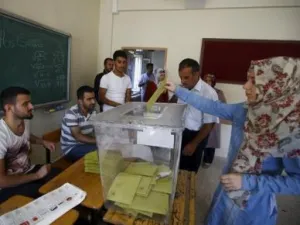 امرأة تدلي بصوتها في مركز اقتراع في ديار بكر في تركيا

