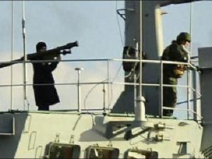 صورة الجندي الروسي حاملا قاذف الصواريخ على كتفه خلال عبور السفينة الروسية مضيق البسفور