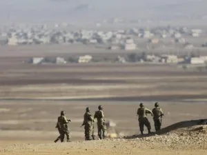 جنود اتراك يتابعون المعارك الدائرة في كوباني على الجانب المقابل من الحدود في سوريا