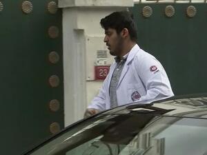 شخص يرتدي معطف أطباء يدخل منزل القنصل السعودي