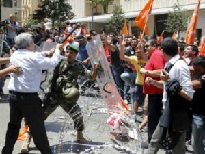 7 جرحى من الجيش اللبناني خلال التصدي لمحاولات أنصار "التيار الحر" اقتحام مقر الحكومة