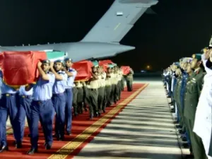 جثامين الجنود الاماراتيين الذين قتلوا في اليمن عند وصولها الى ابوظبي
