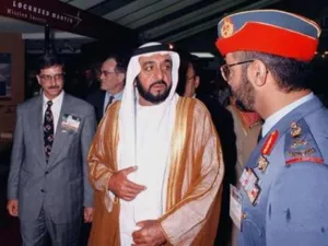 صورة ارشيفية للشيخ خليفة بن زايد ال نهيان رئيس دولة الامارات العربية المتحدة ( وسط الصورة) 
