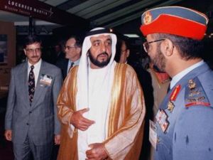 صورة ارشيفية للشيخ خليفة بن زايد ال نهيان رئيس دولة الامارات العربية المتحدة ( وسط الصورة) 
