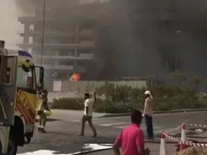 حريق في مبنى سكني قيد الإنشاء داخل منطقة جميرا 