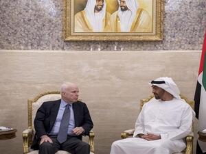 محمد بن زايد يتبادل مع جون ماكين وجهات النظر بشأن القضايا والمستجدات الإقليمية والدولية