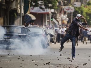 Egyptian riot police fire tear gas as supporters of ousted president Mohamed Morsi clash with residents and police in downtown Cairo (AFP/GIANLUIGI GUERCIA)