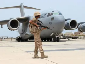 جندي إماراتي يحرس طائرة عسكرية إماراتية في مطار عدن بجنوب اليمن
