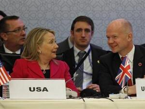 كلينتون وهيغ خلال المؤتمر