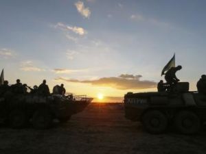 جنود اوكرانيون على متن مركبات مدرعة بالقرب من مطار في شرق اوكرانيا
