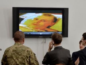 سلطات اوكرانيا تعرض جنديين روسيين قالت انهما اسرا شرق البلاد