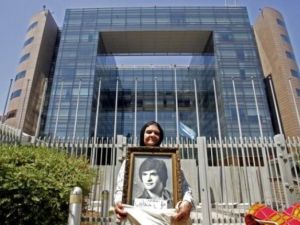 امرأة لبنانية تعتصم امام مقر الامم المتحدة في بيروت الاسكوا
