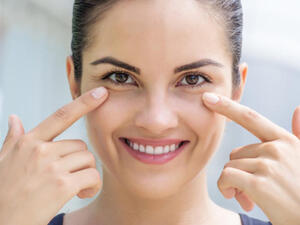 5 طرق بسيطة للعناية بمنطقة تحت العينين