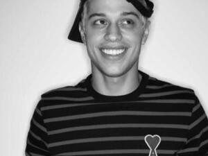 Pete is famous for being in the cast of Saturday Night Live (Source: arianagrande / Instagram) 