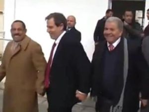 لقطة من مقطع فيديو يظهر السفير (وسط) خلال مشاركته في الدبكة
