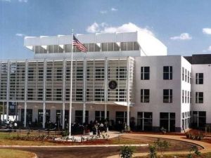 الشرطة الكينية تقتل رجلا أمام السفارة الأميركية
