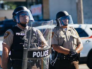  القبض على 4 متظاهرين واصابة بعض ضباط الشرطة بجروح طفيفة