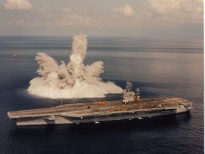 حاملة طائرات امريكية