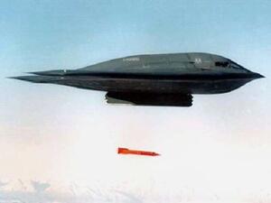 قوات الجو الأمريكية تختبر قنبلة نووية موّجهة من طراز B61-12، من متن القاذفة الاستراتيجية B-2 Spirit .