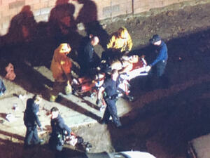 رجل مسلح يهاجم بآلة حادة مواطنين عزل في جادة كانوجا بارك في لوس أنجلوس