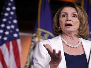 نينسي بيلوسي زعيمة الأقلية الديموقراطية في مجلس النواب الأمريكي 