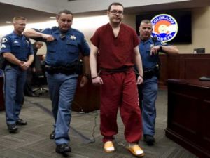 هولمز اقتحم سينما سنتشوري 16 بولاية كولورادو وقتل 12 شخصا واصاب 70 آخرين