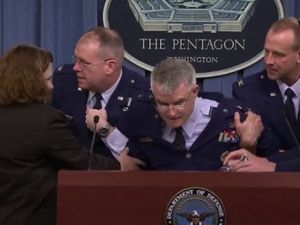 لحظة سقوط قائد سلاح الجو الأمريكي جيمس مارتن (52عاما)