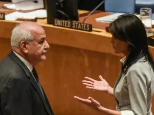 السفير الفلسطيني لدى الأمم المتحدة، رياض منصور، والمندوبة الأمريكية لدى المنظمة الدولية السفيرة نيكي هايلي