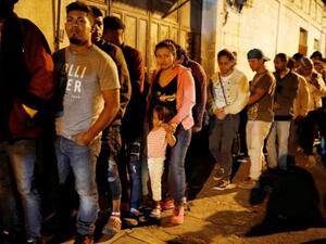 قوافل الهجرة القادمة من أمريكا الجنوبية باتجاه الحدود الأمريكية مع المكسيك تثير جدلا كبيرا بالولايات المتحدة الأمريكية