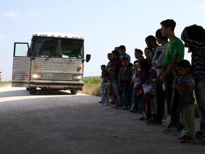 نقل مئات المهاجرين المحتجزين إلى خمسة سجون أمريكية