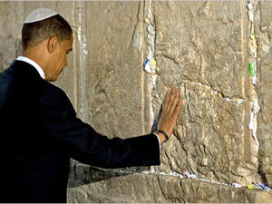 الرئيس الأميركي أوباما يتلمس حائط البراق (حائط المبكى لدى اليهود) في القدس المحتلة