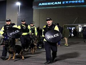 يطالب الكثير من الأمريكيين، سلطات بلادهم بمنع بيع الأسلحة النارية والفردية