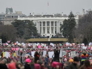 ماهضون لترامب يتظاهرون أمام البيت الابيض في العاصمة واشنطن