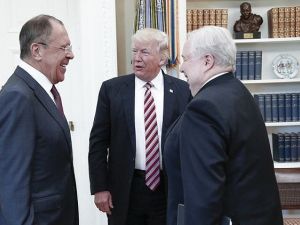 ترامب يتصافح مع لافروف والسفير الروسي لدى واشنطن سيرغي كيسلياك