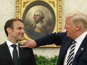 الرئيس الأمريكي دونالد ترامب يحرج نظيره الفرنسي إيمانويل ماكرون