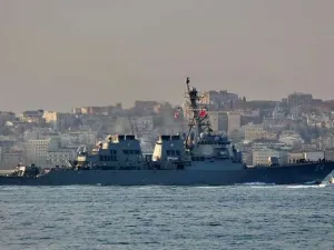 تعتبر المدمرة "USS Carney" أول قطعة بحرية أمريكية تدخل مياه البحر الأسود في العام الجديد