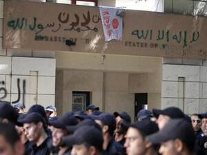 أفراد من قوات الأمن المصرية أمام مدخل السفارة الأمريكية بالقاهرة حيث يحتشد محتجون يوم الأربعاء
