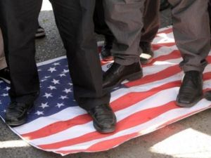 متظاهرون غاضبون من الفيلم يدوسون العلم الاميركي