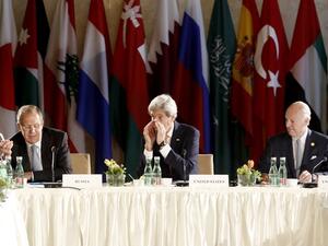 Russian Foreign Minister Sergei Lavrov, US Secretary of State John Kerry and UN Special envoy for Syria Staffan de Mistura attend talks on Syria on May 17, 2016 in Vienna. (AFP/Dieter Nagl)