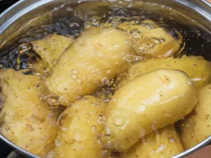 طريقة سلق البطاطس بسرعة