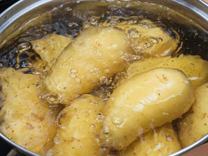 طريقة سلق البطاطس بسرعة