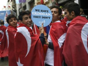 انصار اردوغان خلال تظاهرة في اسطنبول