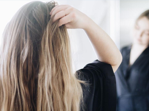 طبّقي المستحضرات الخاصّة بالشعرالناعم عند الأطراف أولًا