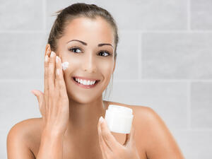 منتجات مكافحة الشيخوخة اللّيلية تساهم بشكل في منع التّجاعيد