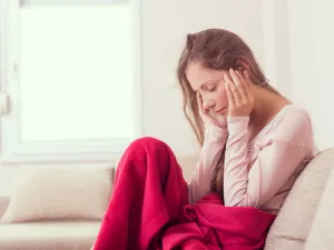 من أعراض الدورة الشهرية الشعور بصداع قوي، وأوجاع في الرأس.

