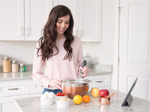 قبل طبخ الدجاج أو اللحمة انقعيه قليلاً بزيت الزيتون فيصبح طرياً 