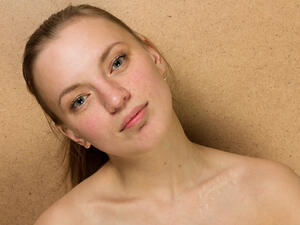 تجنب خدش الوجه أو الحكّة، التي تزيد من تفاقم الحالة للأسوأ
