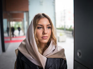 يجب وضع كريم مرطب على الوجه وتركه قليلاً حتى يمتصه الكريم بشكل كامل

