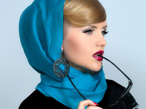 طبّقي ظلال العيون البرونزي اللامع على الزاوية الداخلية للعين
