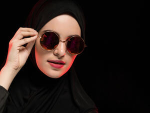 تجنبي ارتداء الحجاب المتعارض مع ألوان حواف النظارة